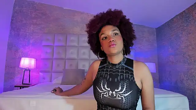 Snapshot of loladupont chatting on November 17, 3:01 am loladupont online show from November 17, 3:01 am