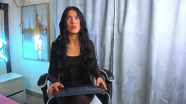 Chlooe Zoe online show from April 23, 3:30 am