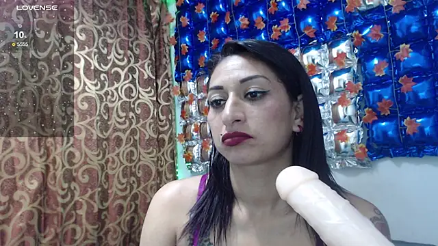 Snapshot of thaly_funn chatting on January 18, 2:25 am thaly funn online show from January 18, 2:25 am