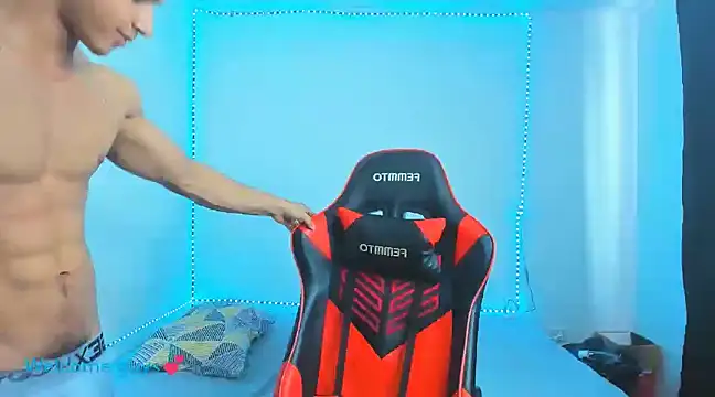 Snapshot of oliver_thompsson7 chatting on February 5, 8:57 pm oliver thompsson7 online show from February 5, 8:57 pm