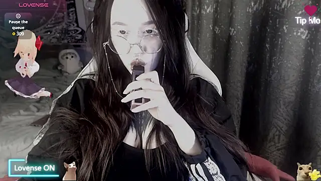 Snapshot of chloe_crystall_killer chatting on May 24, 2:05 am chloe crystall killer online show from May 24, 2:05 am