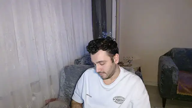 handsomeee04 online show from June 13, 11:13 pm