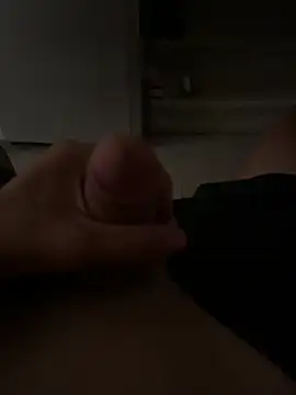 Snapshot of andreiwhite2_ chatting on June 27, 1:39 pm andreiwhite2 online show from June 27, 1:39 pm
