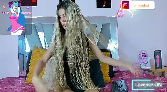 Snapshot of supradoll chatting on March 10, 3:41 pm supradoll online show from March 10, 3:41 pm