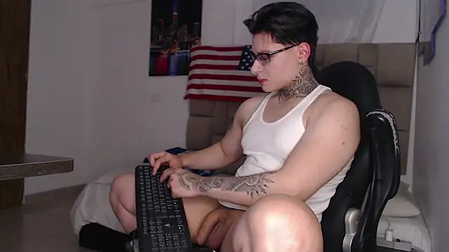 Snapshot of DennisWalkerr chatting on January 4, 1:31 am DennisWalkerr online show from January 4, 1:31 am