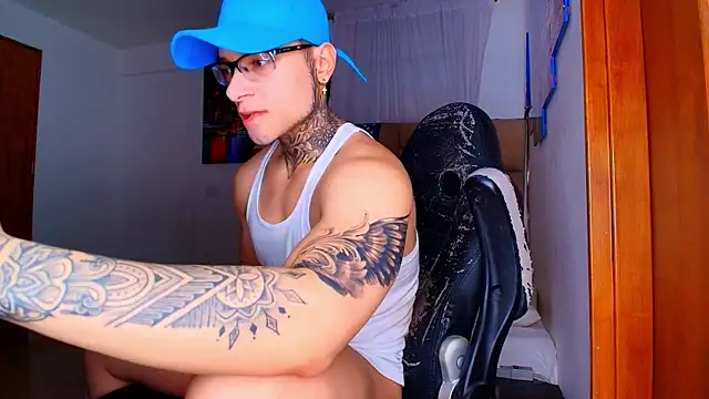 DennisWalkerr online show from December 19, 10:39 pm