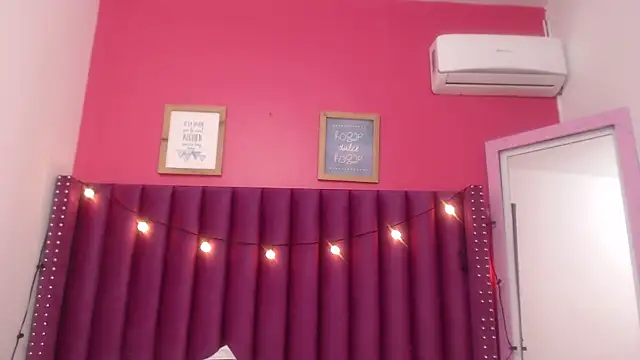 Snapshot of MommyHelpsmee chatting on February 26, 6:37 am MommyHelpsmee online show from February 26, 6:37 am