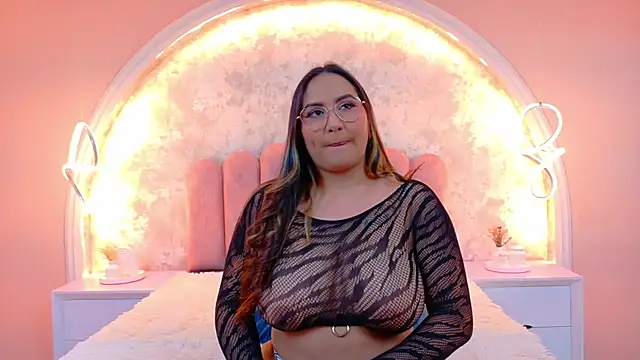 Snapshot of MiaLaurents chatting on November 9, 4:22 am MiaLaurents online show from November 9, 4:22 am