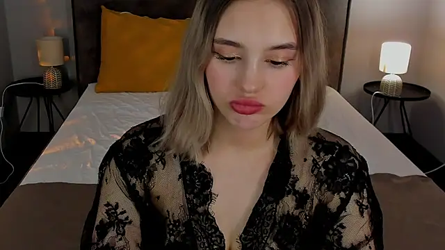 Snapshot of AngelicaKleee chatting on February 5, 8:11 am AngelicaKleee online show from February 5, 8:11 am