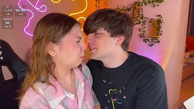 Snapshot of RobertAndLinela chatting on November 11, 3:23 pm RobertAndLinela online show from November 11, 3:23 pm