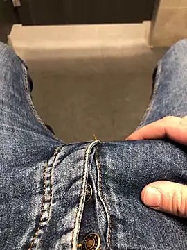 Snapshot of 22TT2295 chatting on January 12, 11:39 am 22TT2295 online show from January 12, 11:39 am