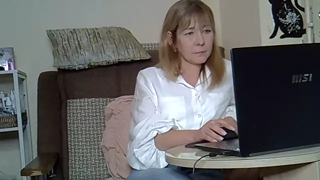Snapshot of EllaJohnsonX chatting on May 17, 7:28 am EllaJohnsonX online show from May 17, 7:28 am