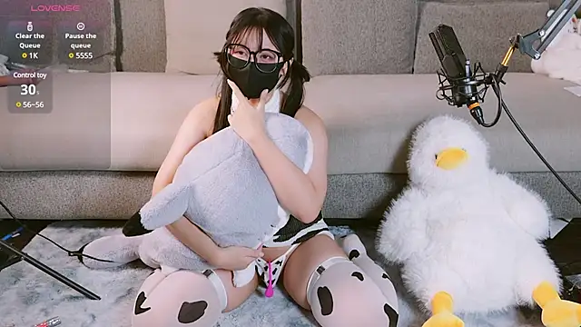 Yu UwU  online show from January 13, 2:11 pm