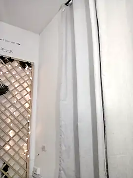 Mia WAll online show from January 3, 2:10 am