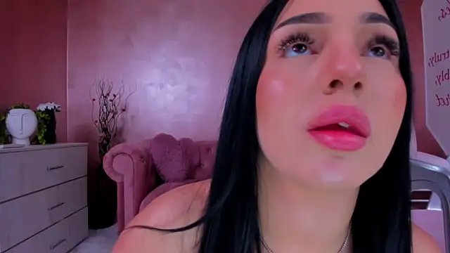 Snapshot of evanew_ chatting on February 9, 7:19 pm evanew online show from February 9, 7:19 pm