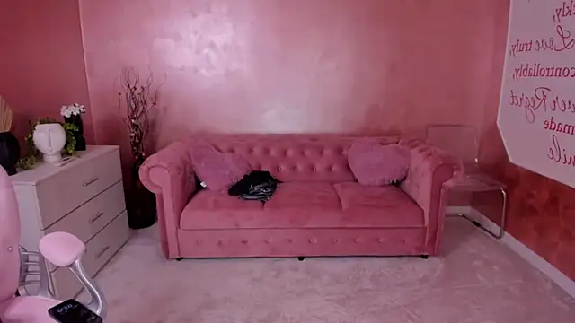 Snapshot of evanew_ chatting on February 12, 1:19 am evanew online show from February 12, 1:19 am