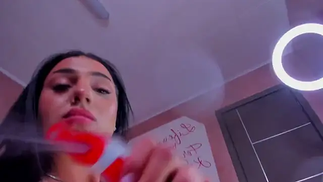 Snapshot of evanew_ chatting on February 16, 12:19 am evanew online show from February 16, 12:19 am