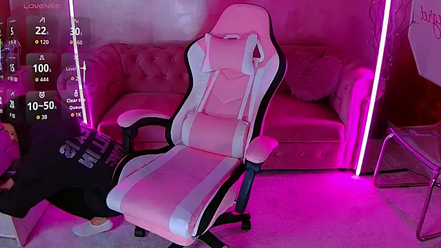 Snapshot of evanew_ chatting on October 2, 4:25 pm evanew online show from October 2, 4:25 pm