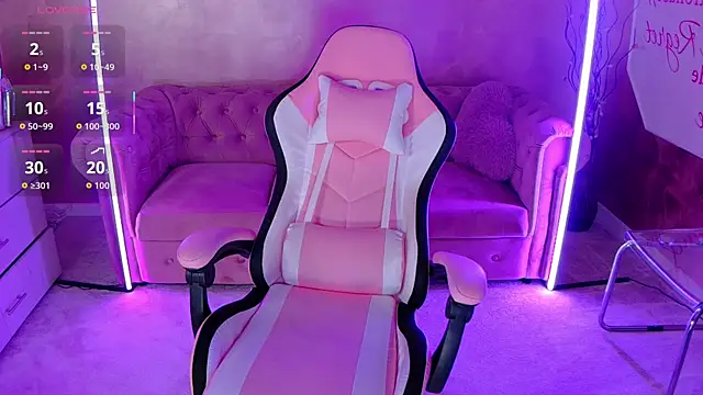 Snapshot of evanew_ chatting on October 9, 5:11 pm evanew online show from October 9, 5:11 pm