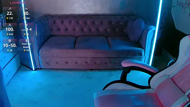 Snapshot of evanew_ chatting on October 28, 5:15 pm evanew online show from October 28, 5:15 pm