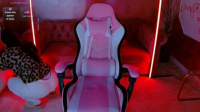 Snapshot of evanew_ chatting on December 3, 4:42 am evanew online show from December 3, 4:42 am