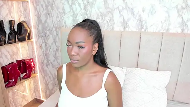 Snapshot of whiitneyfox chatting on September 28, 12:27 am whiitneyfox online show from September 28, 12:27 am