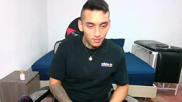 Snapshot of David_Adams2003 chatting on January 6, 3:08 pm David Adams2003 online show from January 6, 3:08 pm