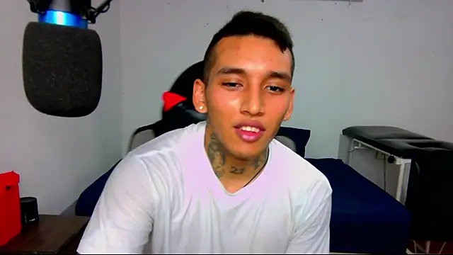 Snapshot of David_Adams2003 chatting on January 10, 9:42 pm David Adams2003 online show from January 10, 9:42 pm