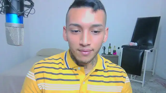 Snapshot of David_Adams2003 chatting on March 4, 2:10 pm David Adams2003 online show from March 4, 2:10 pm