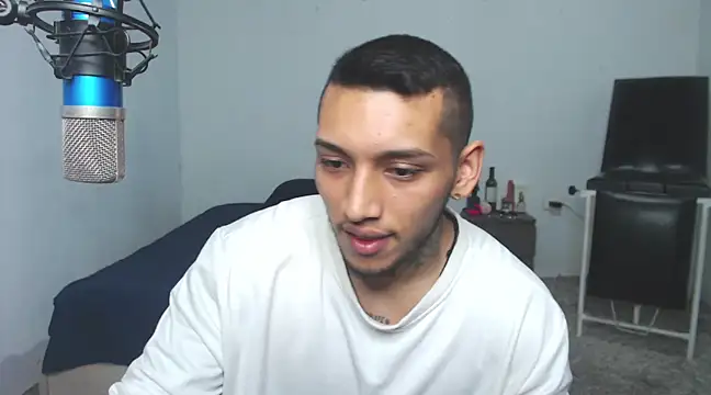 Snapshot of David_Adams2003 chatting on March 18, 9:32 pm David Adams2003 online show from March 18, 9:32 pm