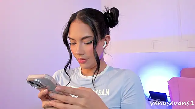 Snapshot of VenusEvans1 chatting on December 5, 2:58 pm VenusEvans1 online show from December 5, 2:58 pm