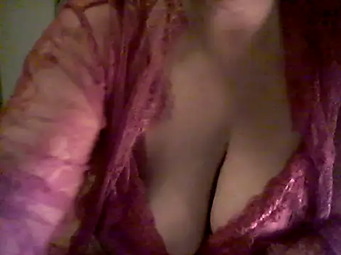 Snapshot of Betty2u chatting on February 16, 9:16 pm Betty2u online show from February 16, 9:16 pm