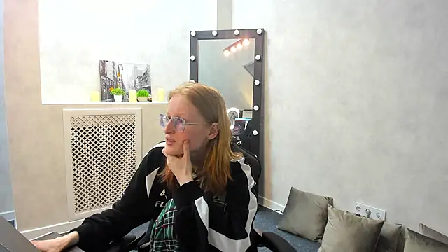 ElizabethHarpper online show from January 31, 11:13 am