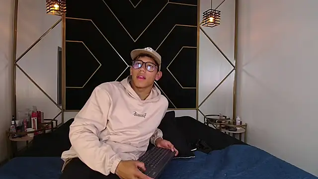 Snapshot of RyanPricee chatting on October 22, 4:24 am RyanPricee online show from October 22, 4:24 am