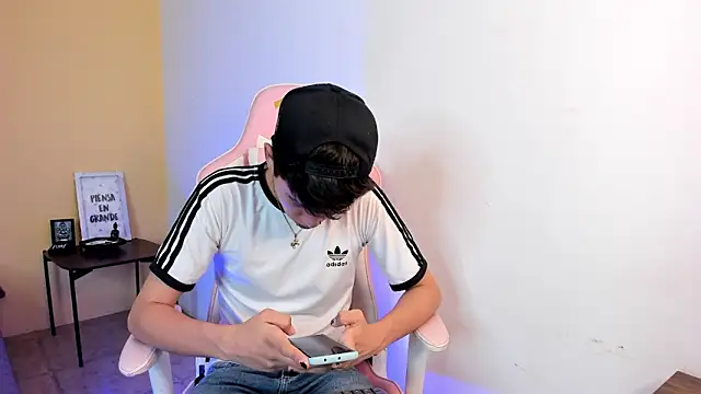 Snapshot of Brian-Ausslos chatting on December 28, 2:43 am Brian-Ausslos online show from December 28, 2:43 am