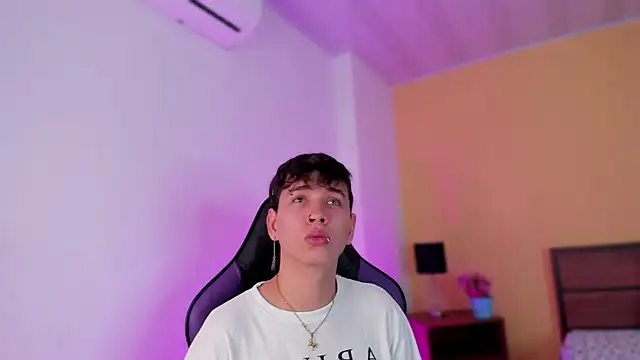 Snapshot of Brian-Ausslos chatting on December 29, 4:38 am Brian-Ausslos online show from December 29, 4:38 am