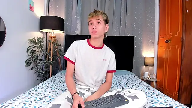 Snapshot of Brian-Ausslos chatting on February 5, 4:27 am Brian-Ausslos online show from February 5, 4:27 am