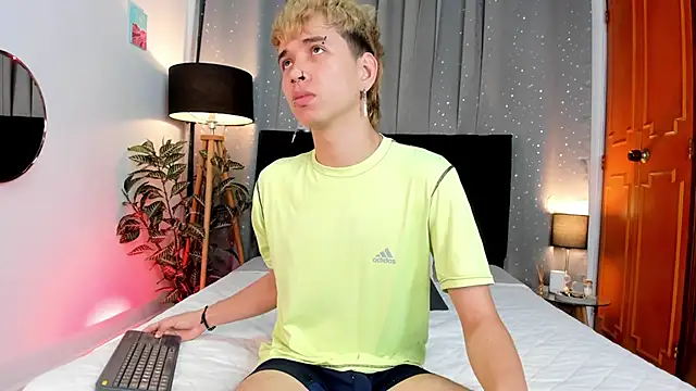 Snapshot of Brian-Ausslos chatting on February 7, 4:37 am Brian-Ausslos online show from February 7, 4:37 am