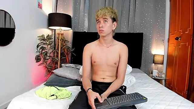 Snapshot of Brian-Ausslos chatting on February 7, 7:40 am Brian-Ausslos online show from February 7, 7:40 am