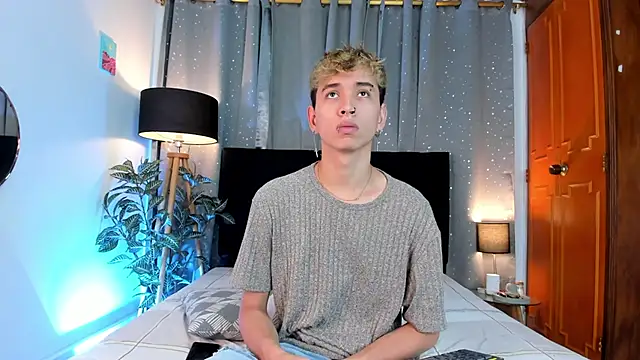 Snapshot of Brian-Ausslos chatting on February 11, 4:33 am Brian-Ausslos online show from February 11, 4:33 am