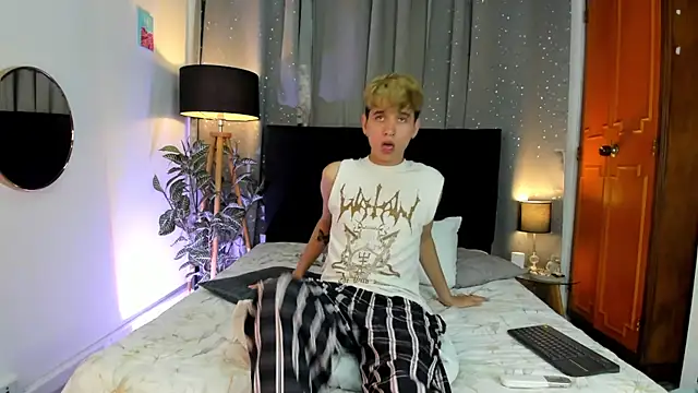 Snapshot of Brian-Ausslos chatting on February 17, 9:35 am Brian-Ausslos online show from February 17, 9:35 am