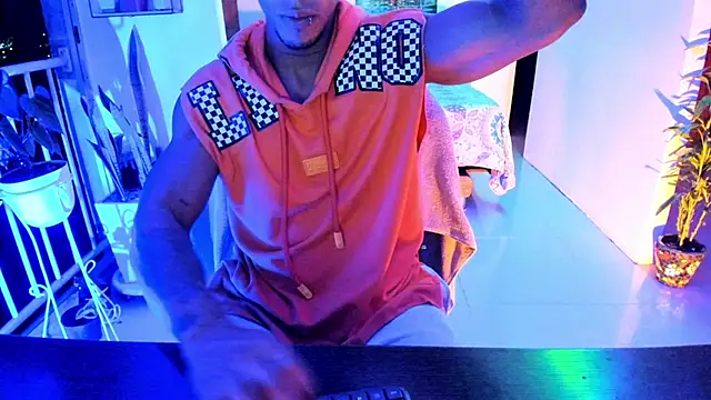 Snapshot of Adam_Valenciia chatting on November 7, 4:45 am Adam Valenciia online show from November 7, 4:45 am