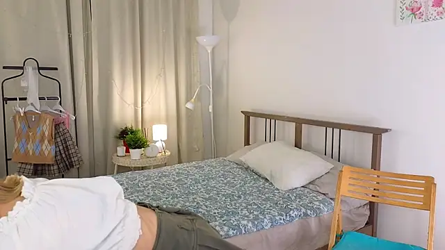 Snapshot of DaisyHearl chatting on January 1, 5:11 am DaisyHearl online show from January 1, 5:11 am