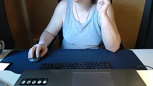 Snapshot of Sweet_Phoenix chatting on May 27, 7:49 am Sweet Phoenix online show from May 27, 7:49 am