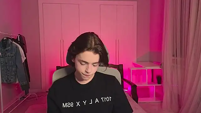 Snapshot of b0y_fantasy chatting on February 18, 6:04 pm b0y fantasy online show from February 18, 6:04 pm