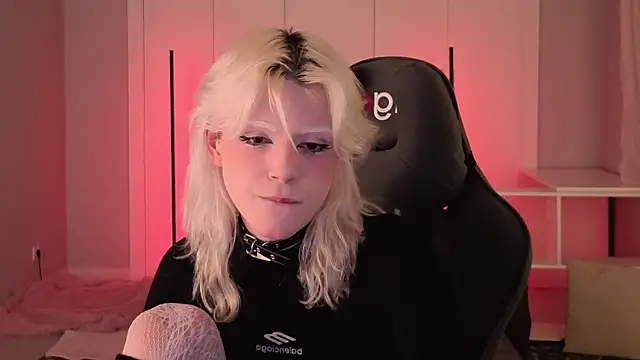 Snapshot of b0y_fantasy chatting on April 11, 6:45 pm b0y fantasy online show from April 11, 6:45 pm