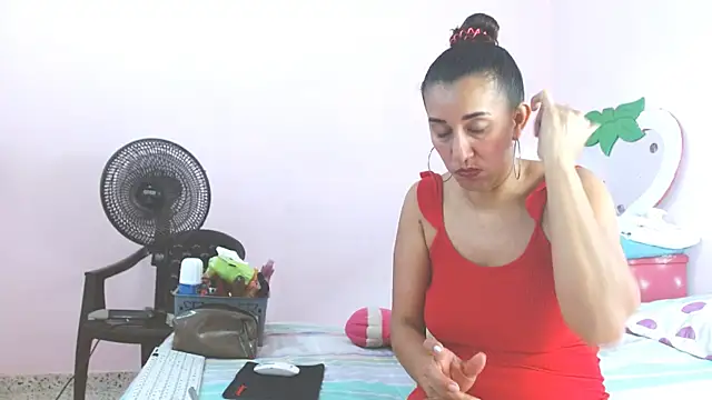 latinabueno41 online show from January 14, 5:12 pm