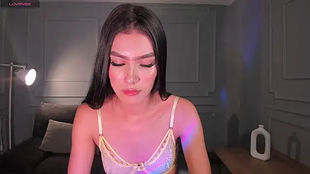 NiaSalvatore online show from March 6, 10:15 pm