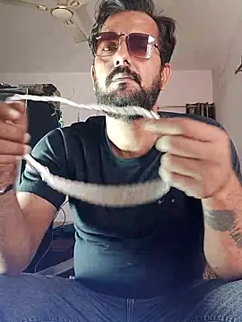 Snapshot of MAGNETICDADDY8 chatting on December 2, 9:25 am MAGNETICDADDY8 online show from December 2, 9:25 am