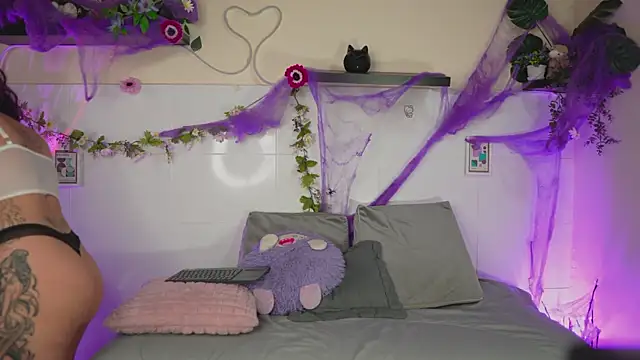 Snapshot of bri_cullen chatting on October 30, 2:18 pm bri cullen online show from October 30, 2:18 pm